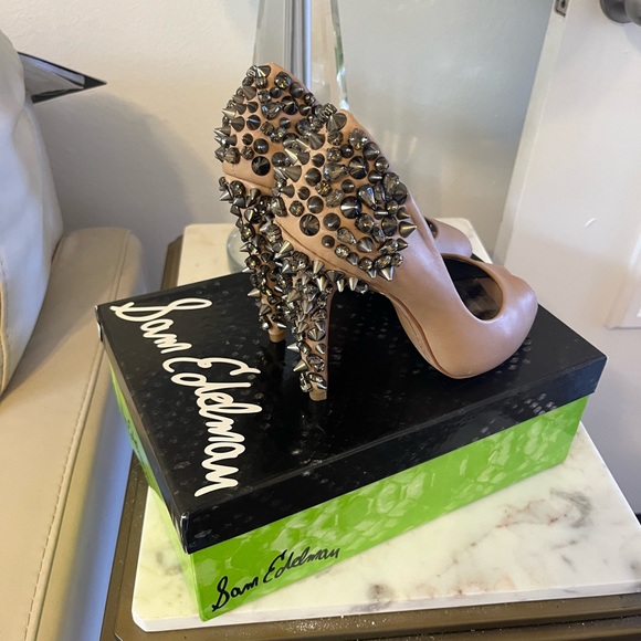 SAM EDELMAN Gorgeous and unique on perfect nude color